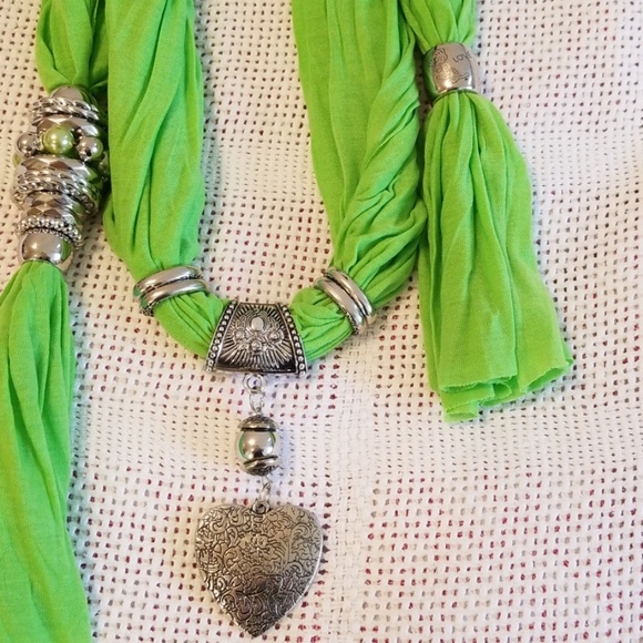 Green Jeweled Heart Pendant Scarf - Picture 2 of 7